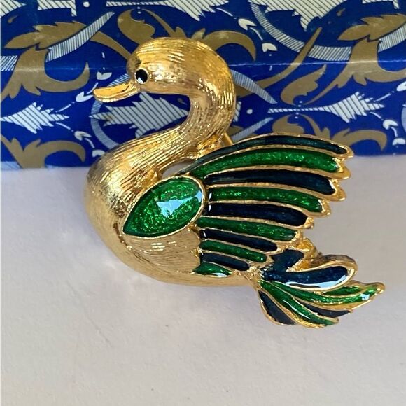 Vintage Gerry’s Enamel Swan Pin Brooch - Picture 4 of 6